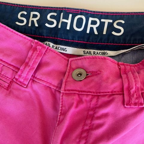 Tøff kort shorts i herlig rosa farge