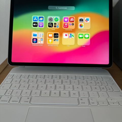 Salg av iPad Pro 11 tommer (1TB) 4. generasjon (2022) med tastatur og penn