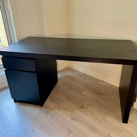 MALM skrivebord, brunsvart (140x65cm)