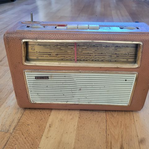 Philips reieseradio fra 1962 selgeS