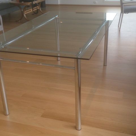Pent brukt spisebord i glass og stål gis bort pga flytting.
