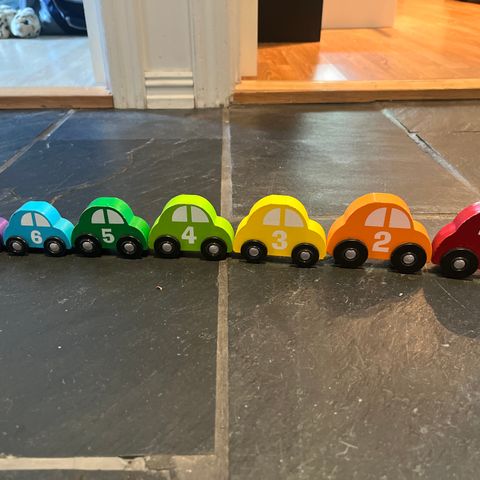 Lekebiler med farger og tall