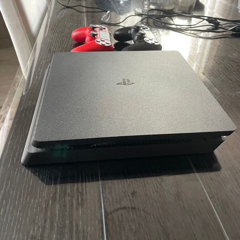 Ps4 Slim 500GB med 2 Spille konsoller og alt av Kabler