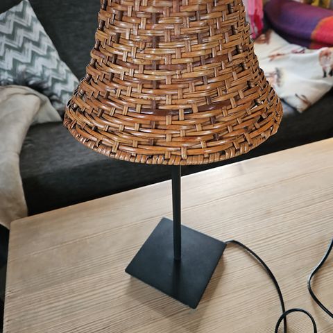 Bordlampe, sort metall med flettet skjerm fra IKEA Grundton