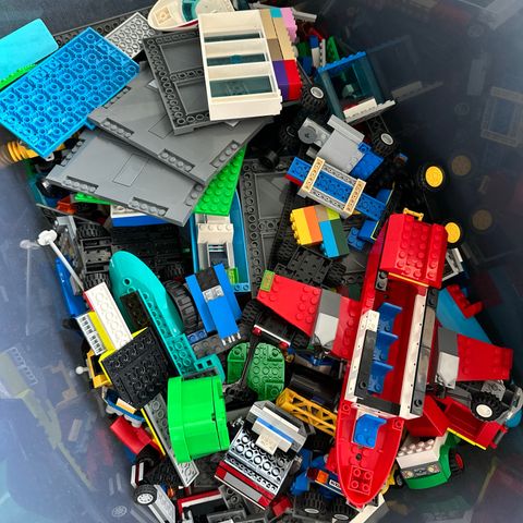 Kasse med mye Lego