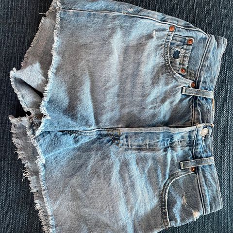 Jeans Levi’s Ribcage shorts str 26 selges kr 150. Pent brukt