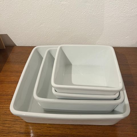 Hvite rektangulære serverings-skåler