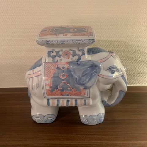 Elefant-pidestall i porselen