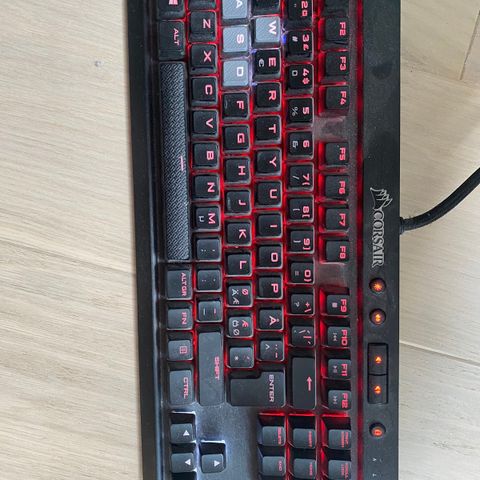 Corsair K65 RGB gaming tastatur