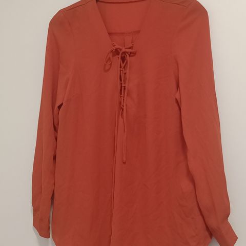 Ny stilig bluse fra BikBok