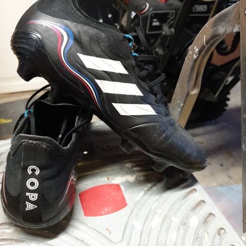 Adidas fotballsko 41,5