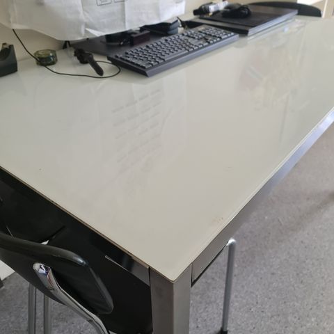 Skrivebord i glassplate
