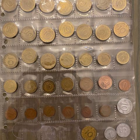 Mynter (32 ark med gamle norske og utenlandske  mynter)