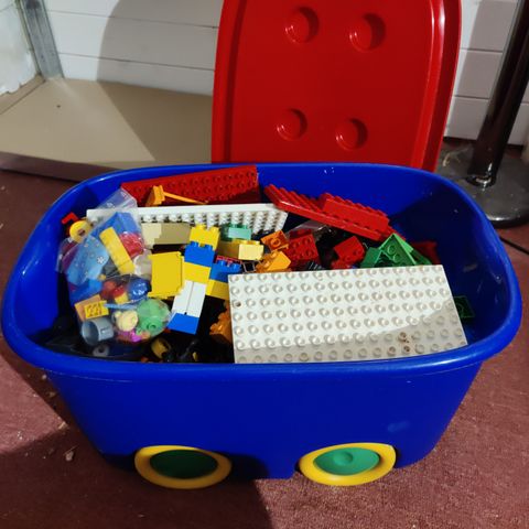 Stor Lego kasse med Lego Duplo RESERVERT