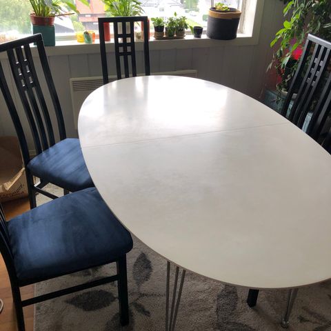 Spisebord med seks stoler
