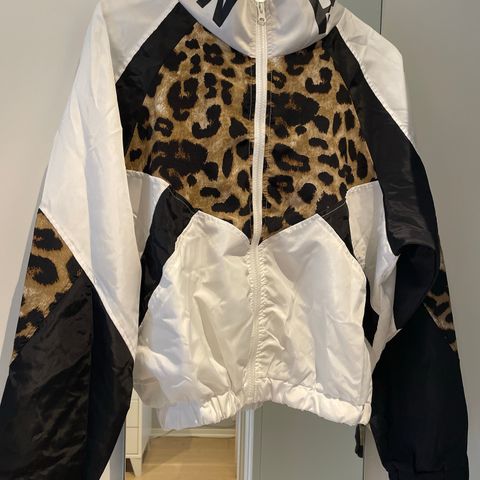 Kul jakke med leopardprint fra Re'fusion