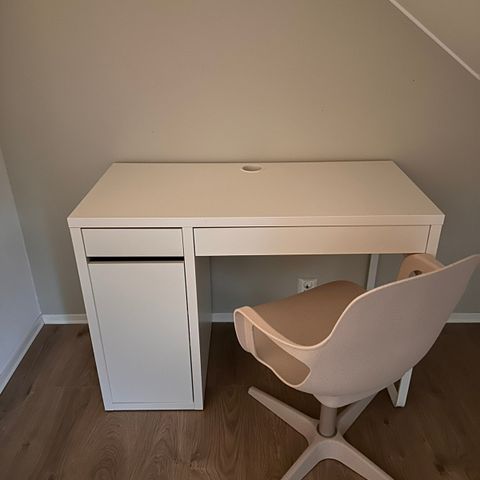 MICKE skrivebord + Arbeidsstol Odger (Ikea)