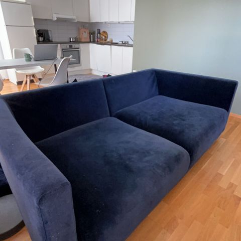 Dyp og komfortabel sofa i velour