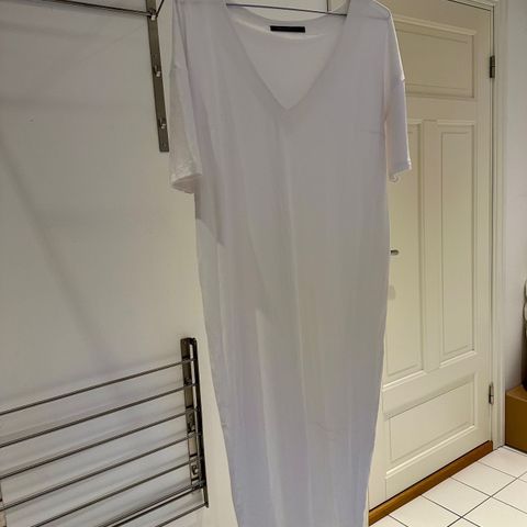 Hvit kjole fra byMAGMALOU