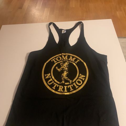 Ny Singlet fra Tommi Nutrition ( medium herre)