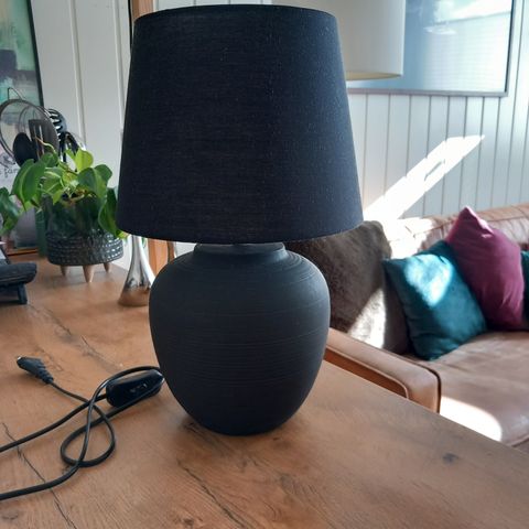 Bordlampe med to forskjellige skjermer