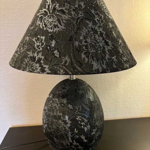Svart bordlampe med sølvmønster - Black Design