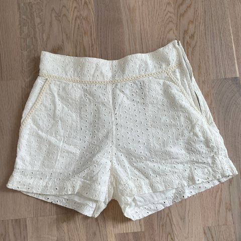 Søt hvit shorts i strl. 36