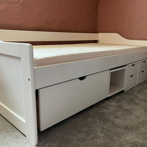 Solid seng med oppbevaring og nattbord - fra Møbel24.no