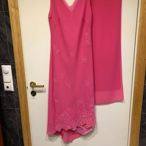 Vintage kjole i rosa med blomster og sjal fra Dollar