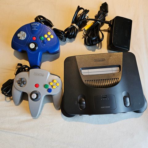 Nintendo 64 med 2 kontroller