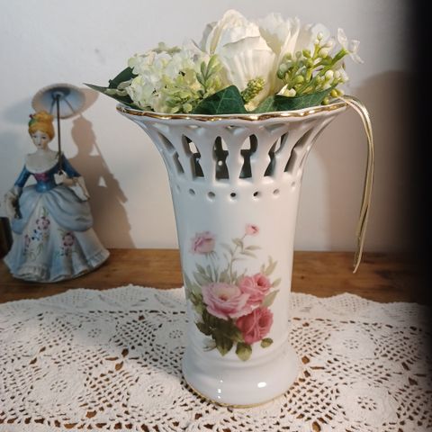 Vase i porselen med rose motiv.