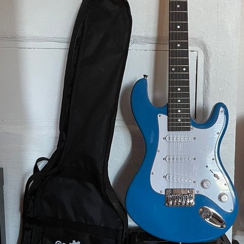 El gitar, gitar bag, forsterker og ledning.