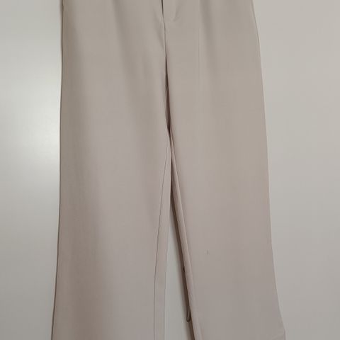 VIEW, bukse med strikk i linningen bak. Str.42/44. Fin fra 170-175 cm høyde.