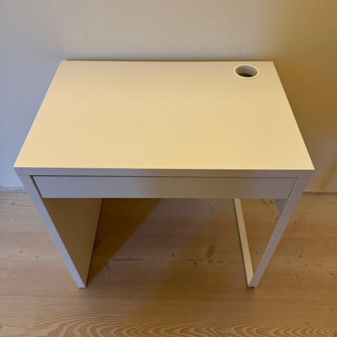 Micke skrivebord fra IKEA