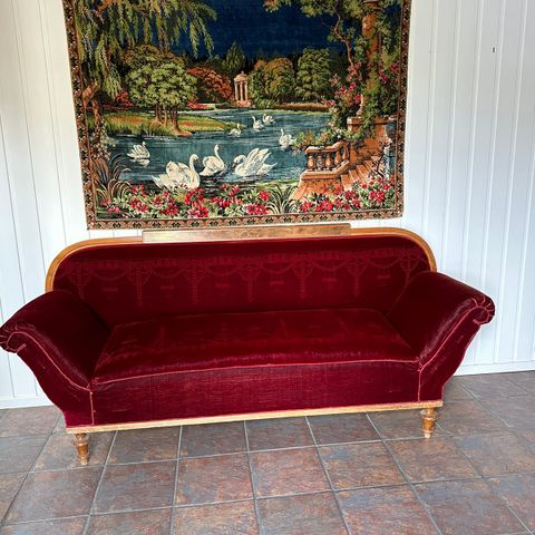 Antikk sofa med originalt stoff fra 1917, og veggteppe- gi bud