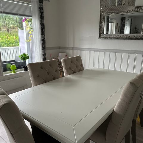 Flott hvitt spisebord