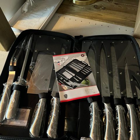 Komplett knivsett i koffert