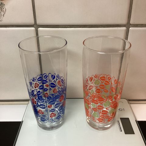 Retro drikkeglass med blomstermotiv ønskes kjøpt