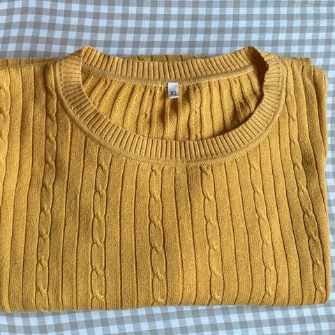 Nydelig oker-gul strikket genser,str. XL💛