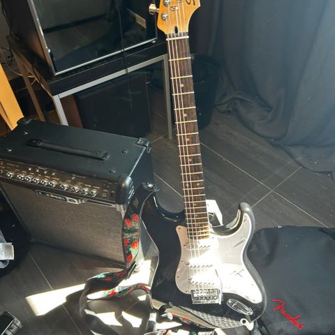 Squier Sonic Strat MN Black med amp og bære veske