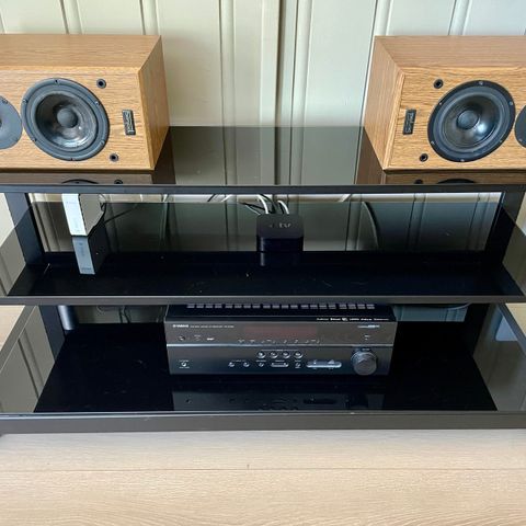 HiFi surround forsterker, høyttalere og møbel