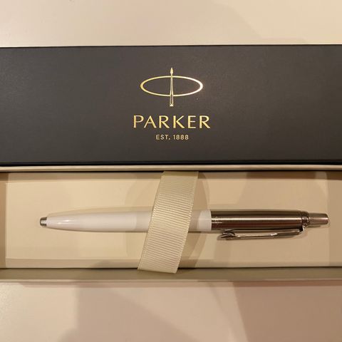 Nesten 1/2 pris: Helt ny ubrukt Parker pen i flott eske