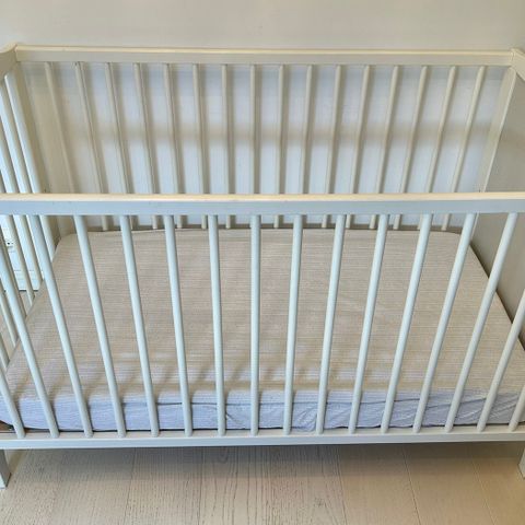 Sprinkelseng - svært lite brukt - 60x120 cm med BabySleep madrass