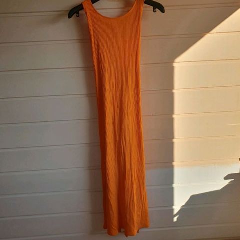 Ribbstrikket oransje kjole med kryss i ryggen