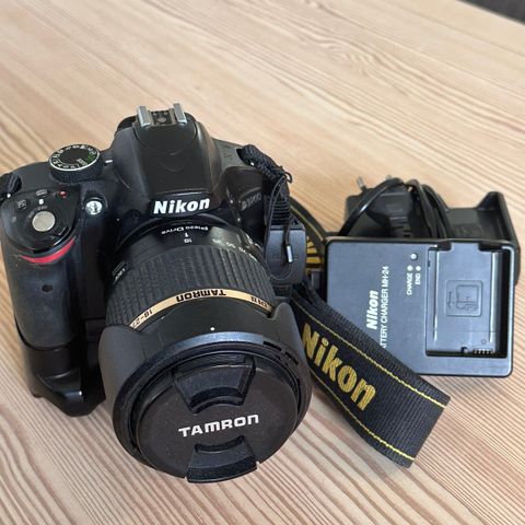 Nikon D3200 m/batterigrep og 18-270mm zoom-objektiv selges