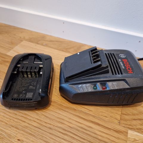 Bosch lader og batteri