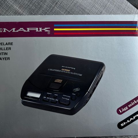 2 stk MARK Discman  < Les Tekst >