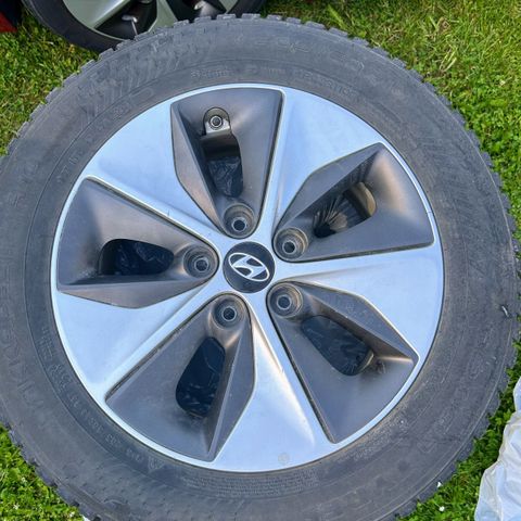 Nokian Hakkapellita piggdekk på orginal Hyundai felg