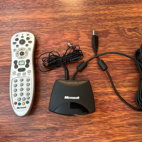 Microsoft Windows Media Center Remote Control RC1534610/00  m/USB Receiver