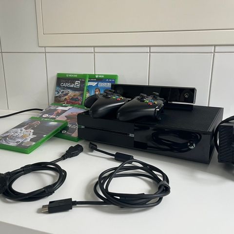 Pent brukt Xbox One med Kinect selges i komplett sett! Kan sendes!